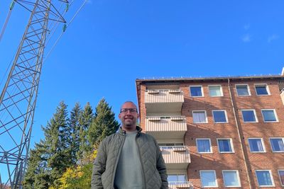 Styreleder Hans Alfred Thorsø er svært fornøyd med å ha byttet ut fjernvarme med bergvarme i de åtte boligblokkene i Bjerkedalen borettslag i Oslo. Strømforbruket har økt, men det totale energiforbruket har gått ned, sier Thorsø.