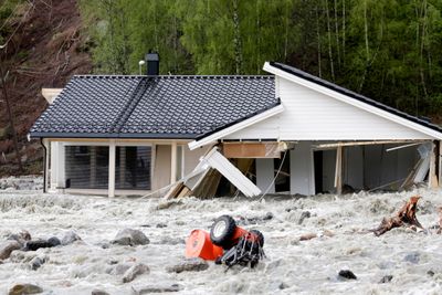 Flom eller overvann fra styrtregn inntreffer stadig oftere i norske boligområder. Bildet er fra den store flommen på Kvam i Gudbrandsdalen i mai 2013. 