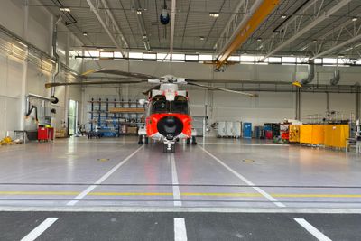 AW101 på besøk i hangaren på Banak i juni 2020. Slik det ligger an nå, skal det nye redningshelikopteret settes i drift her om fire måneders tid.
