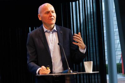 Konsernsjef Sigve Brekke i Telenor, her under framleggelse av resultatene for tredje kvartal 2021, sier samarbeidet med AWS blant annet skal få nye tjenester ut til kundene raskere. 