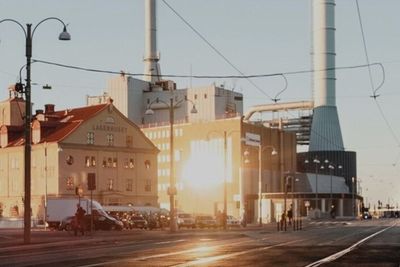 Fjernvarmen i Göteborg kommer i stor grad fra forbrenning av avfall, spillvarme fra industri som raffinerier, kloakk, og røykgasskondensering. For å sette prisen, tar man utgangspunkt i kostnadene selskapet har. 