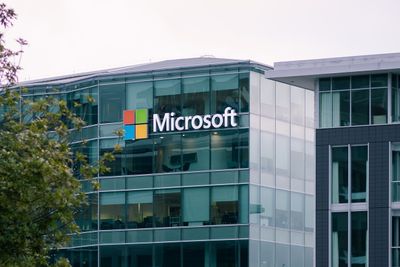 Microsoft er nå verdens mest verdifulle selskap, takket være vellykket satsing på bedrifts- og skytjenester.