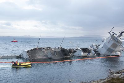 KNM Helge Ingstad ved skadestedet i Øygarden.