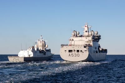 KNM Maud sammen med fregatten KNM Fridtjof Nansen under en øvelse i februar 2021.