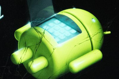 De fleste operativsystemer må fikses litt på iblant. Android er intet unntak. Sprekkene i skjermen som er avbildet, kan dessverre ikke programvareoppdateringer gjøre noe med. 