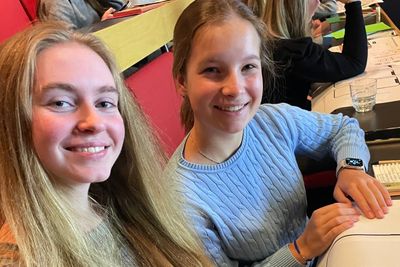 Lovise Foss Linnestad og Alexandra Jakobsen fra Norges realfagsgymnas ungdomsskole i gang med å planlegge en app. 