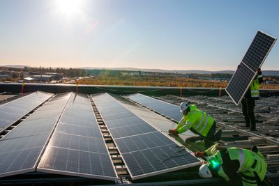 Solcelleinstallasjonen på taket av Coops hovedlager dekker 25.000 kvadratmeter, hvorav 17.000 kvadratmeter er rent solcelleareal. Foto: TUM Studio 