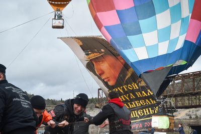 Tilhengere feirer at det er syv år siden Russland annekterte Krim den 18. mars 2021. Noen hyller president Putin ved å hale opp et portrett av ham med ballong i byen Sevastopol.