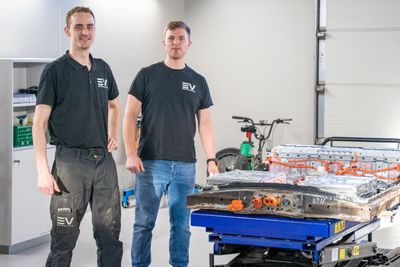 EV Services-gründerne Jacob Pedersen (t.v.) og Carl Dolk Fröjd har lang erfaring med reparasjon av elbilkomponenter. Nå er selskapet deres kjøpt opp av Frydenbø bil.