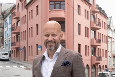 Administrerende direktør Christian Pritchard i Nortel utenfor selskapets lokaler i sentrum av Ålesund. Selskapet presenterer tall som viser at de vokste mer enn konkurrentene til sammen i første halvår. 