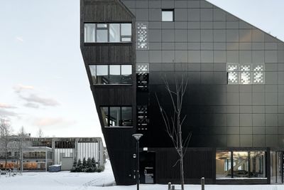 Zeb-laboratoriet i Trondheim er dekket av solceller. Nå må vanlige utbyggere følge etter, mener Hassan Gholami.