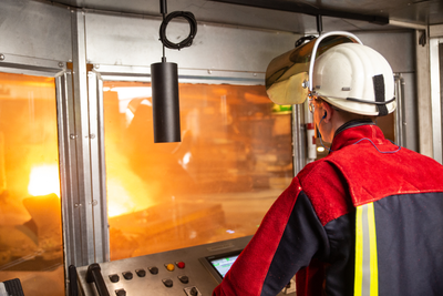 Ferromangan produseres i elektriske smelteovner, blant annet i Norge. Ved tapping fra ovnene skjer noe uønsket: Så mye som 6 prosent av metallet fanges i biproduktet slagg. Det koster produsentene dyrt.