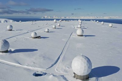 Bakkestasjonen til Ksat på Svalbard. De rundt 100 antennene på Platåberget fanger opp data fra satellitter som passerer polområdet.