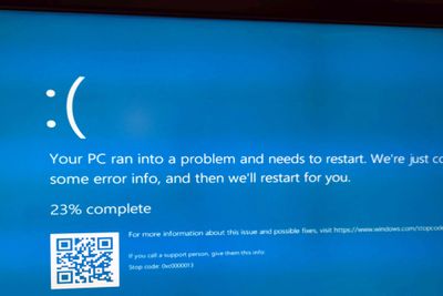 Blåskjerm (BSOD) under installasjon av Windows 10-oppdatering. BlueScreen of Death.