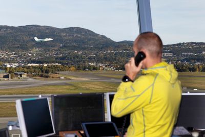 En flygeleder overvåker og dirigerer flytrafikken i og rundt Norge i flytårnet på Værnes. Illustrasjonsfoto.