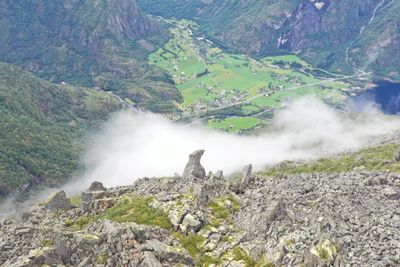 Ti millioner kubikkmeter steinmasser kan rase ned fjellsiden mot turistbygda Øvre Eidfjord, ifølge NVE.