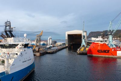 Etter oljeprisfallet i 2014 har alle de norske verftene slitt og blitt tvunget til kostbare omstillinger. Ulstein Verft er ett av dem, som nå bygger havvind- og kabelleggingsfartøy.
