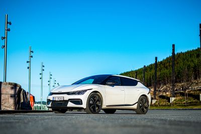 Kia EV6 har 17 centimeters bakkeklaring. Her står bilen på Espa ved Mjøsa.