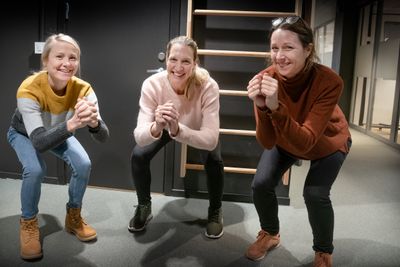 Forsker Melina Meyer Magulas (i midten) ved Norges idrettshøgskole forteller hvorfor det er viktig at sjefen lar ansatte utøve fysisk aktivitet i arbeidstiden. Hun er gjest i podkasten Teknisk sett karriere. På bildet tar hun en knebøy sammen med podkastens verter Tuva Strøm Johannessen (t.v.) og Kjersti Flugstad Eriksen (t.h.).