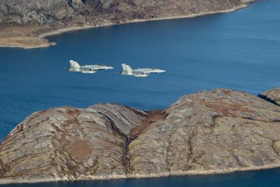 To kanadiske CF-188 Hornet flyr over Bodø i forbindelse med Trident Juncture i 2018.