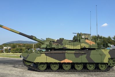 K2NO Black Panther på utstilling i Sør-Korea. Nå er to slike stridsvogner på vei til Norge for testing.
