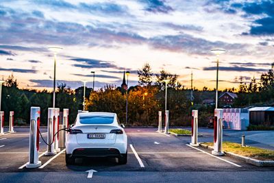 Her lader Tesla Model Y på en Supercharger ved Vestby.