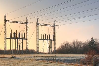 Kaldt og stille vær gir høyt strømforbruk og lav vindkraftproduksjon i hele Nordvest-Europa. Når Russland i tillegg sender uvanlig lite gass, går prisene i taket.