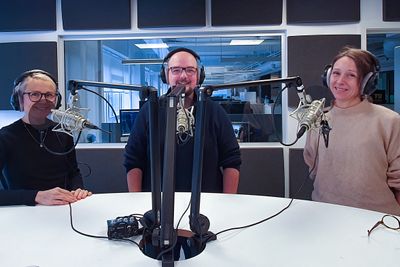 Erik Waatland (i midten) er leder for mediekonsernet Medier24, og bruker sin erfaring fra Forsvaret når han skal lede sine ansatt. Han er gjest i podkasten Teknisk sett karriere, som lages av Tuva Strøm Johannessen (t.v.) og Kjersti Flugstad Eriksen (t.h).