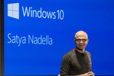 Bilde fra en anledning da Microsoft-sjef Satya Nadella snakket om Windows 10.