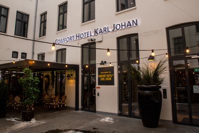 Ved inngangen til Comfort Hotel i Oslos paradegata var det fredag ettermiddag ingen tegn til kaoset som preger Nordic Choice-kjedens datasystemer.