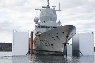 KNM Helge Ingstad på lekter etter havariet.