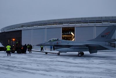 F-16 687 har landet for siste gang og taues bort til Forsvarets flysamling på Gardermoen hvor det skal stå utstilt framover,