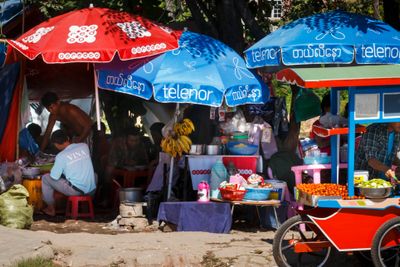 Fra bedre tider for både folk i Myanmar og Telenor, her et bilde fra Yangon i 2014 da Telenor bygde opp virksomheten de nå føler de må selge fordi militærdiktaturet stiller krav som går på tvers av Telenors etiske retningslinjer.