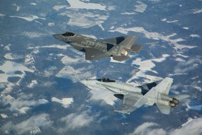 Finsk F/A-18C Hornet og amerikansk F-35A i lufta sammen under HX Challenge i 2020.