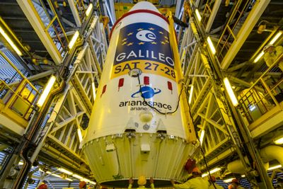 Det øverste trinnet, kalt Fregat, med de to nyeste Galileo-satellittene før det ble montert på toppen av de øvrige tre trinnene til Soyuz-raketten.