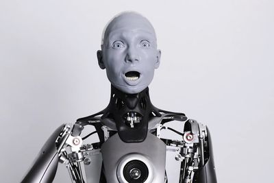 Overraskelse er blant ansiktsuttrykkene roboten Ameca kan uttrykke.