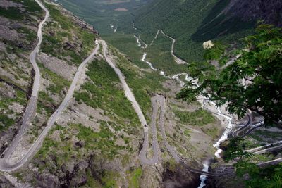 Trollstigen er ekstremutgaven av en norsk vei: Bratt, svingete, vakker og vinterstengt.