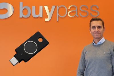 Gunnar Lindstøl, administrerende direktør i Buypass, her for anledningen med en FIDO2-nøkkel fra Yubico.