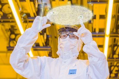 Dersom bilprodusentene skal designe sine egne mikrobrikker, er det uklart hvilken rolle underleverandører som Bosch vil få. Bildet er fra en brikkefabrikk som Bosch åpnet i Dresden, Tyskland, i sommer.
