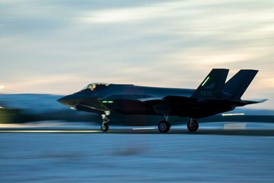 Et av de tre F-35A-flyene som landet på norsk jord for første gang torsdag 9. desember.
