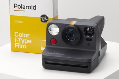  Polaroid har farge- og svarthvitt-film. Noen har også fargede papirrammer for å friske opp hverdagen.