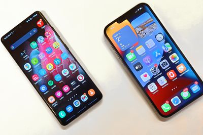 Iphone 13 Pro Max (til høyre) toppet Telias salgsliste for juni. Samsung S21 Ultra var sist på topp 10-listen i desember og har senere sunket lenger ned på listen, mens etterfølgeren Samsung Galaxy S22 Ultra nå ligger på tredjeplass.