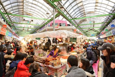 10.000 overvåkingskameraer skal følge smittede gjennom byen, her fra Gwangjang markedet i Seoul før pandemien.