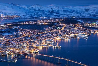 Tromsø sett fra fjellstua en vinterdag. Serit i Tromsø har blant annet vært med å bygge superdatamaskinen Fram som befinner seg i Universitetet i Tromsøs lokaler til høyre i bildet.