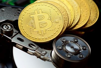 En harddisk som inneholder bitcoin verdt milliarder ligger på en søppelfylling, og eieren vil ha den tilbake. Nå saksøker han.