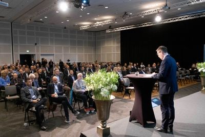 Kommunal- og distriktsminister Bjørn Arild Gram på scenen under Inside Telecom-konferansen høsten 2021. Nå planlegges vårkonferansen 2022.