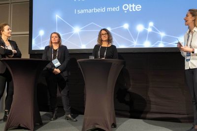 Elise Lindeberg (Nkom), Bente Hoff (NSM), Elisabeth Longva (DSB) i samtale ledet av Cathrine Vånge Singstad (Otte).