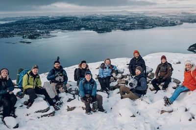 På Dalsnuten. Fra venstre: Tone Aardal, (Lydtekniker under opptak, men ansatt i Altibox), Atle Bråthen (Regi/Innspillingsleder, Kulturkompaniet), Andreas Bru Eide (Fotograf, Moxey), Thea Tysnes (Plan B), Line Kjærran Norling (Regi/ Innspillingsleder, Kulturkompaniet), Arne Bru Haug (Fotograf, Moxey), Geir M. Grannes (Strategisk Rådgiver, Altibox), Solveig Kloppen (Programleder, Plan B). Nede fra venstre: Tor Morten Osmundsen (Administrerende direktør, Altibox), Håvard Hanasand (Fotograf/ Droneoperatør, Moxey))