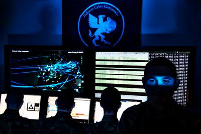 Belgias forsvarsdepartement har blitt utsatt for et Log4j-relatert angrep. Bildet er av medlemmer i en spesialenhet i det belgiske forsvaret, Defensie Cyber Commando. Det er uklart om enheten bistår departementet etter angrepet.