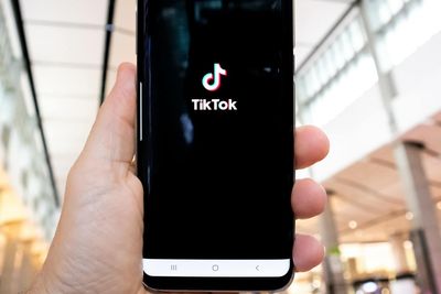 De fleste Tiktok-brukere benytter nok appen, men også den kommuniserer med servere via toppdomenet tiktok.com.